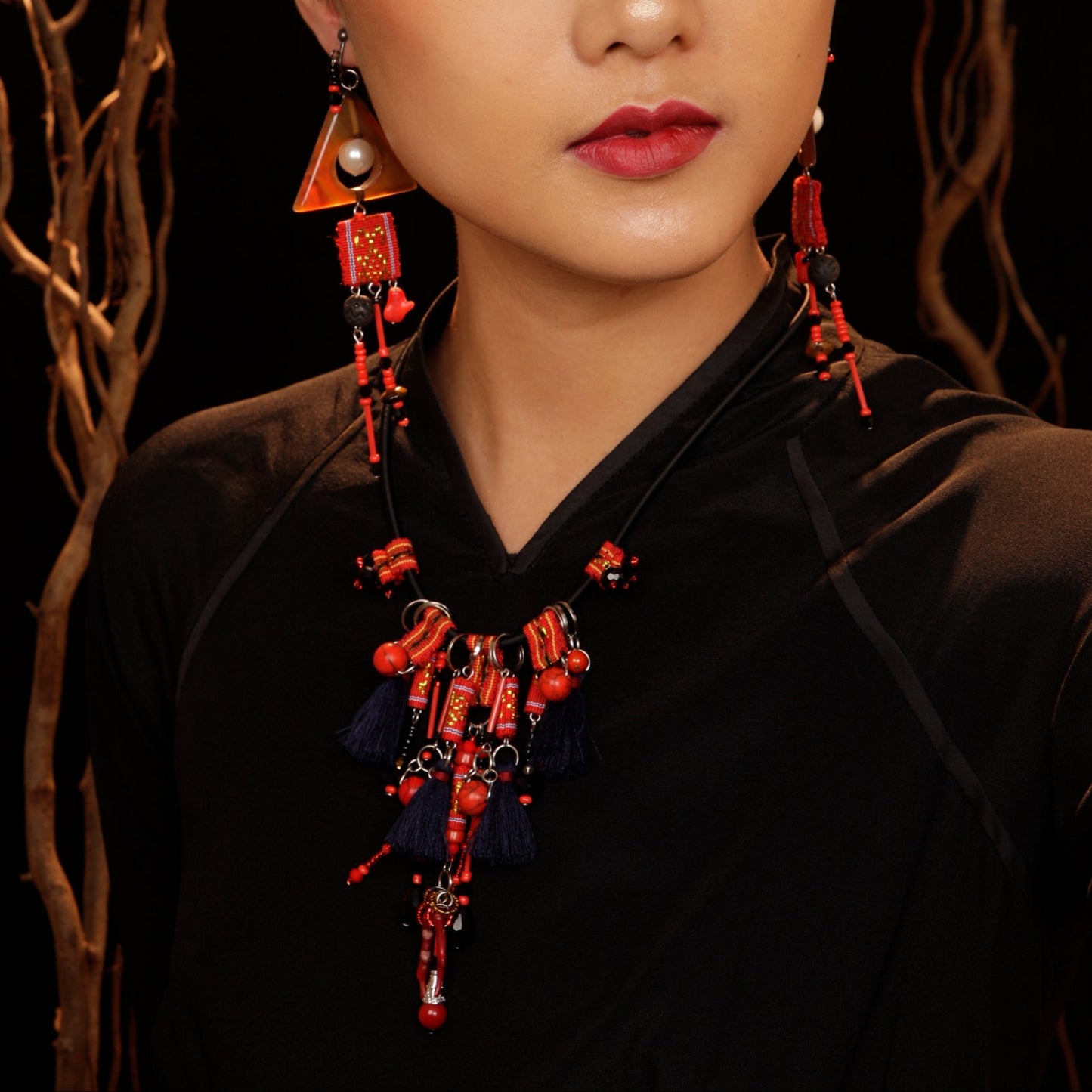 theMay | Po Inu Nagar Collection | Vòng cổ thổ cẩm Chăm dệt tay Vòng cổ Lửa Nghề